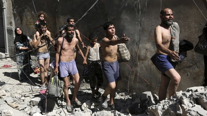 Huyen semidesnudos de ciudad vieja de Mosul para distinguirse del EI