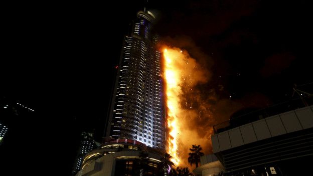 Se incendia de nuevo la Torre Antorcha de Dubai