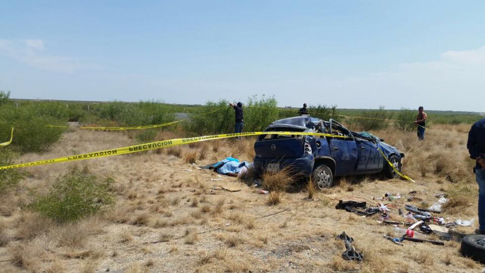Familia vuelca en accidente; hay un muerto