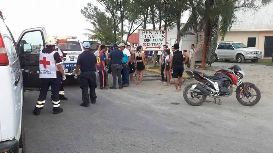 Arrolla motociclista a dos jóvenes en playa Miramar