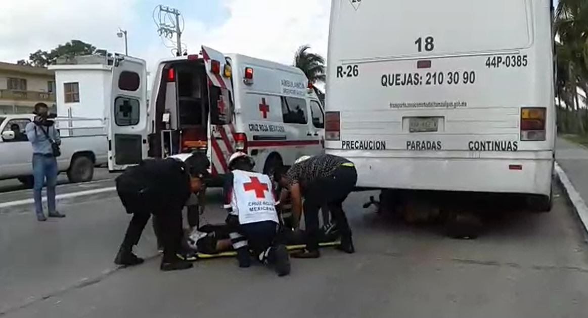 Motociclista queda inconsciente al chocar con autobús