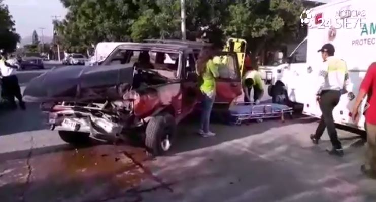 Choque con microbús deja 6 lesionados en Victoria