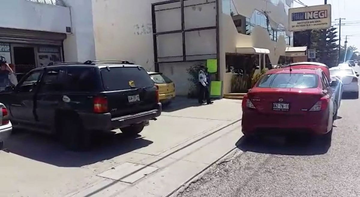 Dos mujeres chocan al echarse de reversa (VIDEO)