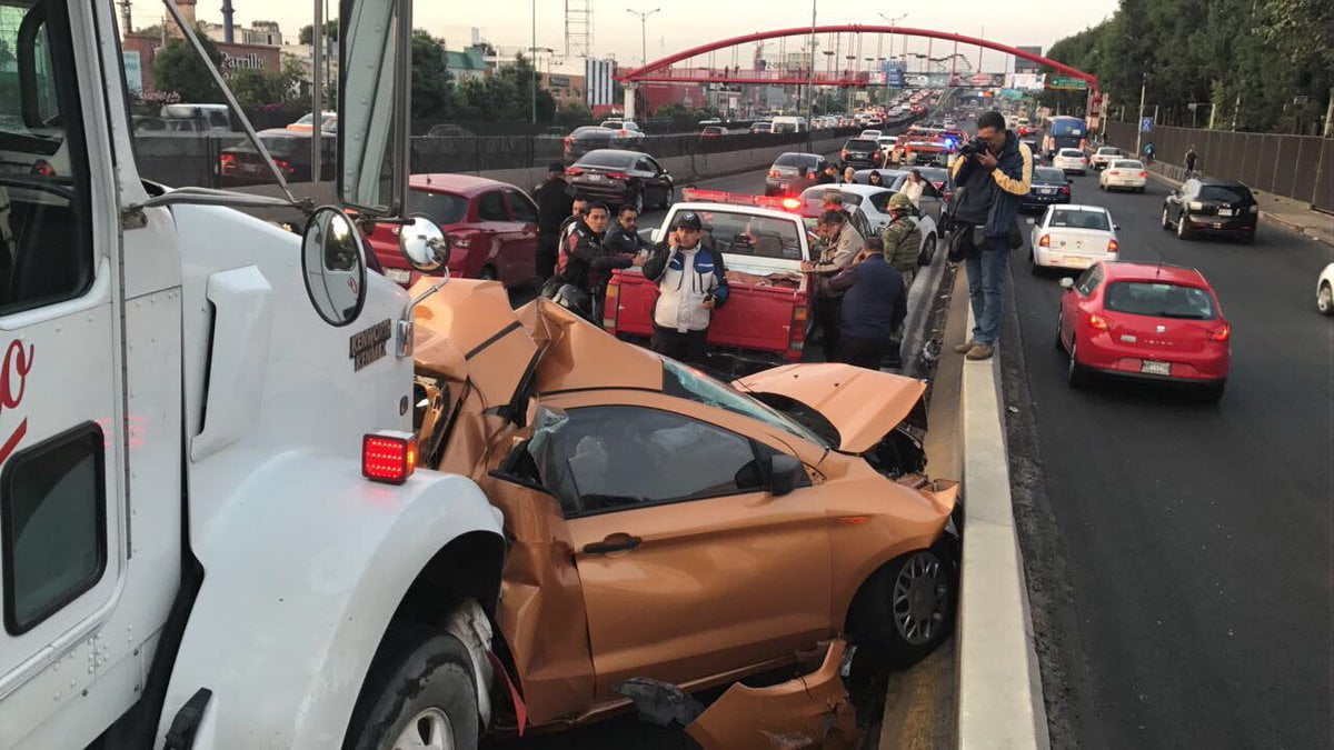 Tráiler embiste a varios autos; se reporta una persona muerta