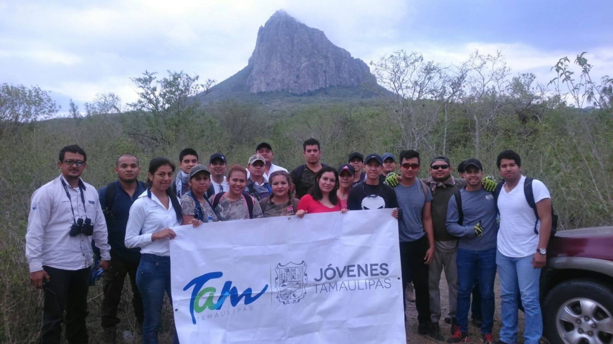 Más de 100 jóvenes escalan el Cerro del Bernal