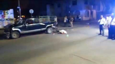 Chocan, cae de caja de camioneta y muere instantáneamente