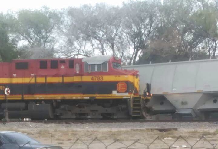 Tren choca con vagones y causa descarrilamiento