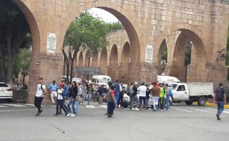 Normalistas secuestran camiones y bloquean vías en Morelia