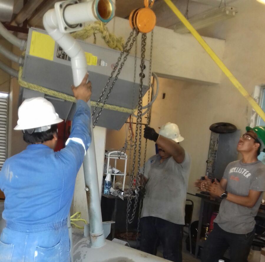Continúan con reparación de aires acondicionados en el IMSS