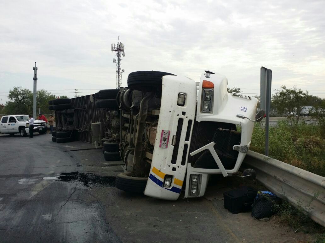Vuelca tráiler en puente Reynosa-Pharr