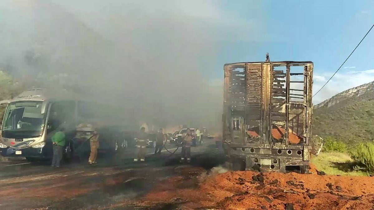 Un calcinado y una carretera bloqueada 5 horas deja choque entre tráileres