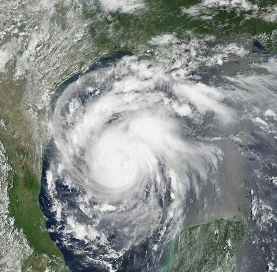 Ante llegada de Harvey urgen a residentes abandonar su hogar