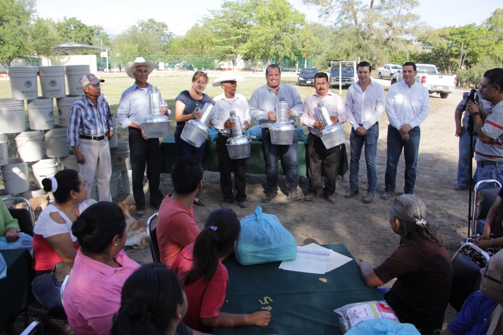 Supervisa Oscar Almaraz la rehabilitación de caminos rurales