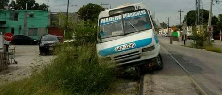 Microbús con pasajeros se queda varado en las vías del tren