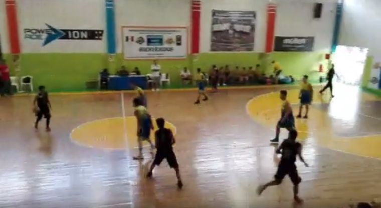 Balacera en pleno partido de básquetbol (VIDEO)
