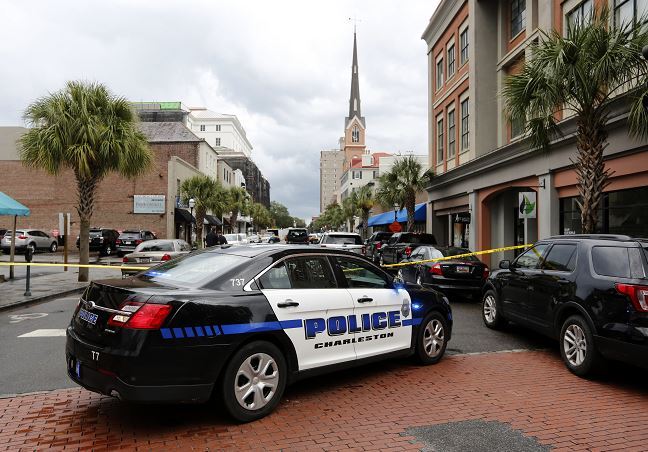 Balacera en restaurante deja un muerto en Charleston
