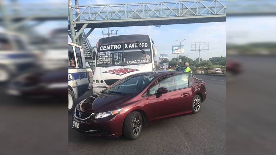 Mujer provoca choque al intentar ganar el paso a microbús