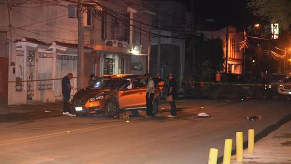 Era perseguido, vuelca su camioneta y ahí lo acribillan