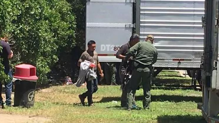 Encuentran a 17 indocumentados encerrados en un camión en Texas