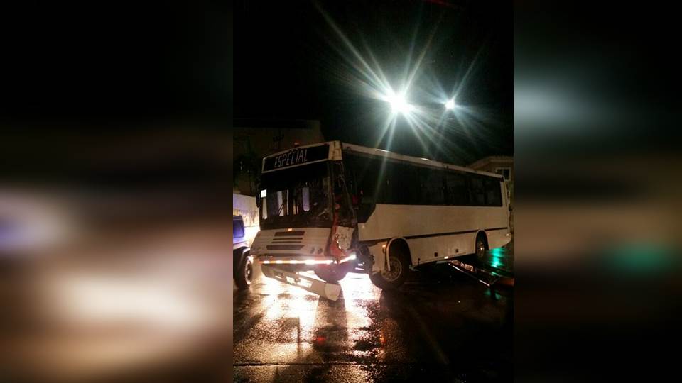 Choca transporte de personal en Avenida Hidalgo