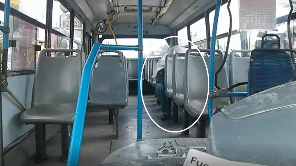 Abuelito muere de infarto a bordo de un microbús