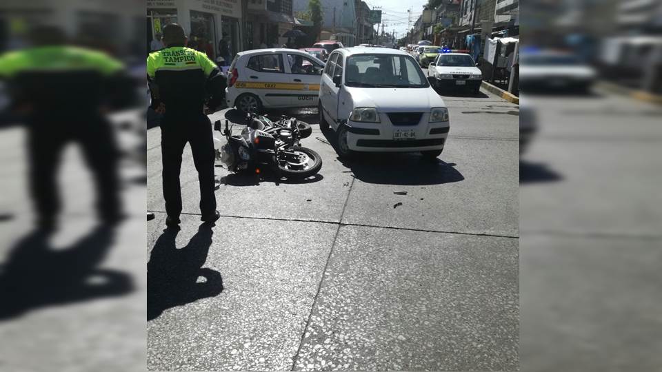 Arrollan a policía motorizado al omitir alto