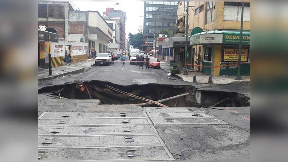 Se abre enorme socavón en el centro de la CDMX