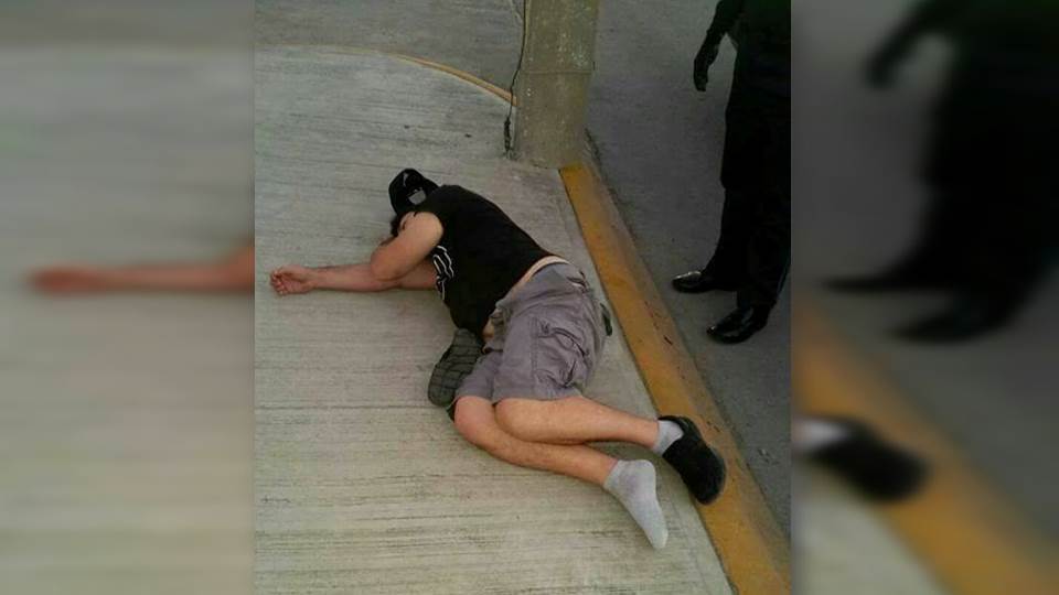 Turista ebrio se queda dormido en la banqueta