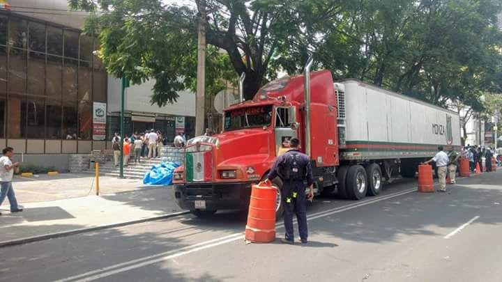 Roban tráiler con víveres que iban para Puebla