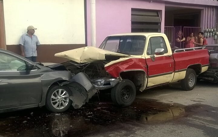 Borracho se estampa con camioneta estacionada