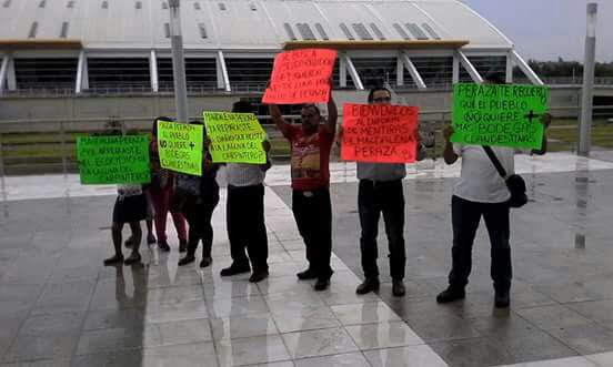Protestan durante informe de gobierno de Magdalena Peraza