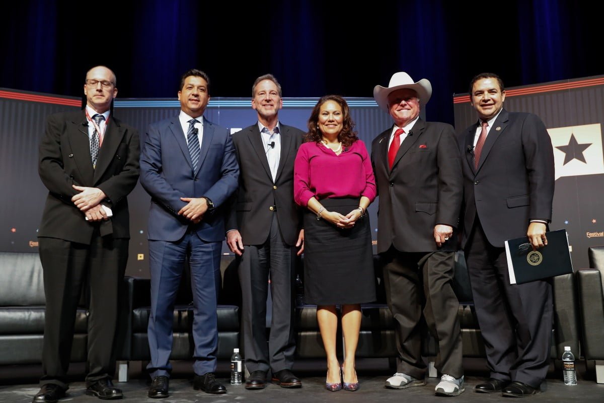 Participa Gobernador en mesa de discusión en Texas