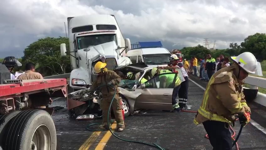Automóvil es aplastado por tráileres; hay dos hospitalizados graves