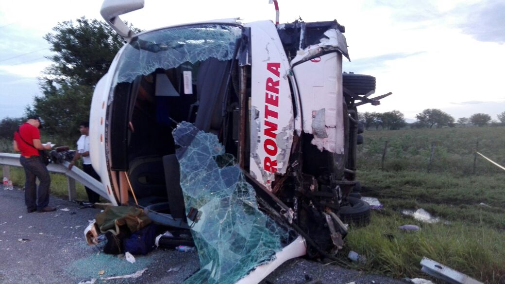 Choque de autobús y tráiler deja al menos 3 lesionados