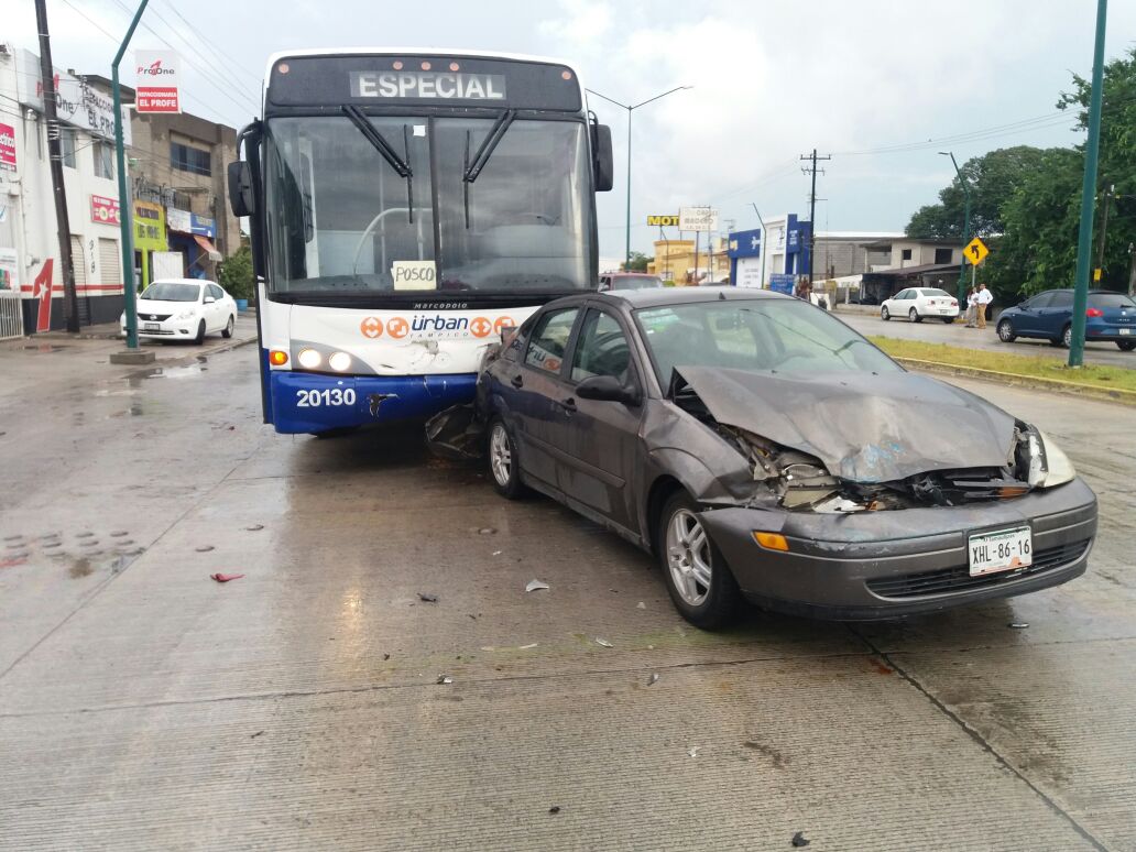 Provoca choque múltiple al conducir a exceso de velocidad