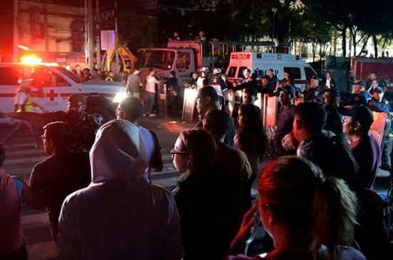 Suman 324 muertos tras sismo de 7.1 grados