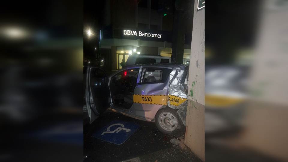 Taxista se pasa alto y choca en Tampico
