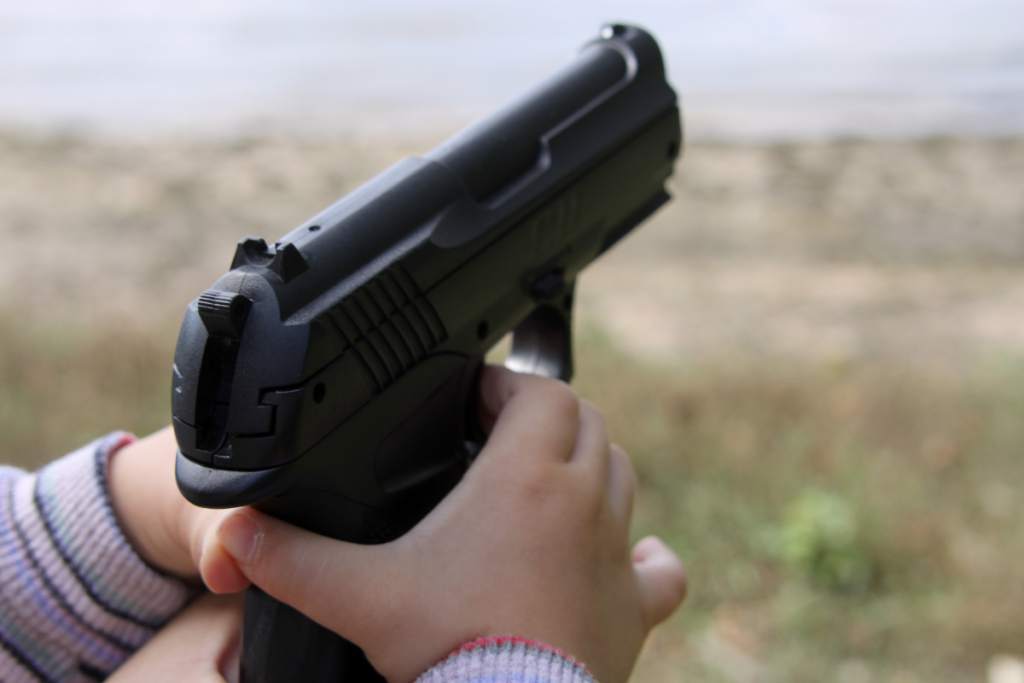 Niño de dos años mata a su padre cuando jugaba con una pistola