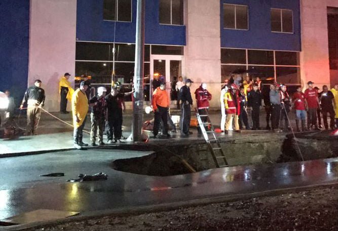 Muere una mujer al caer su camioneta en un socavón