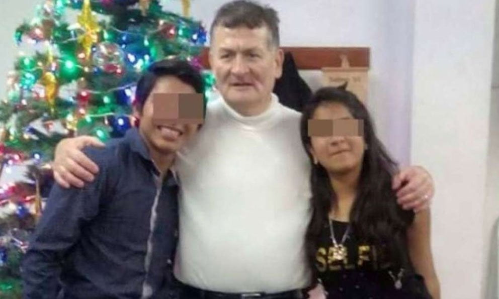 «Por órdenes de Dios» pastor de 60 años se casa con menor de 12 años