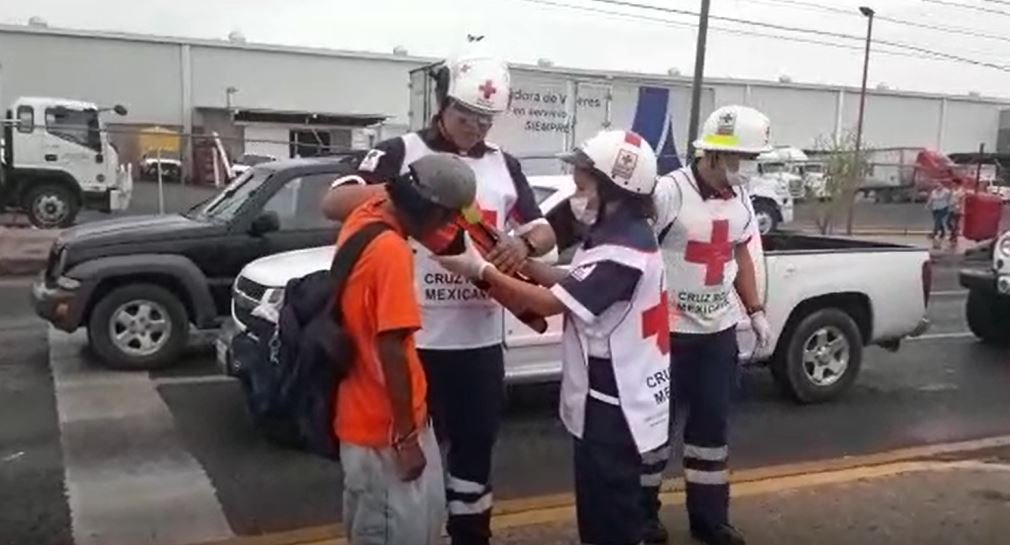 Voceador de periódicos es arrollado; conductor se da a la fuga (VIDEO)