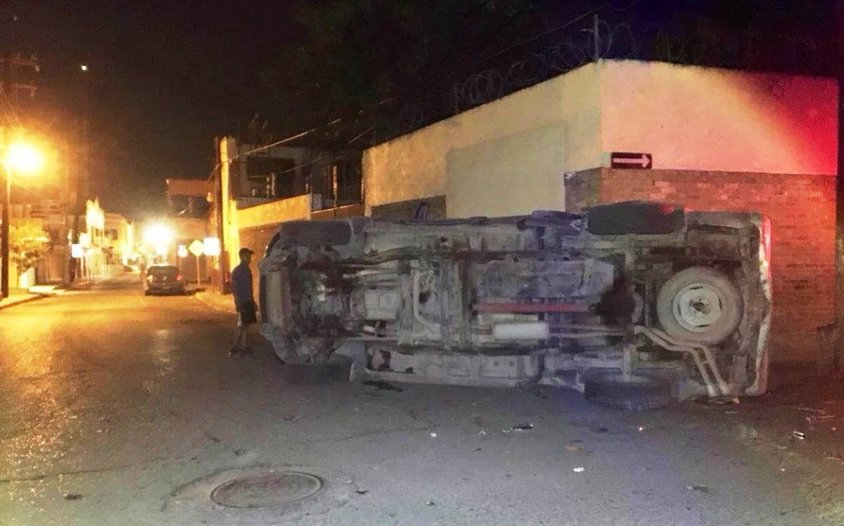 Hombre sobrevive tras volcadura