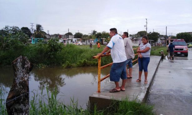 Indigente muere al caer a canal en Tampico