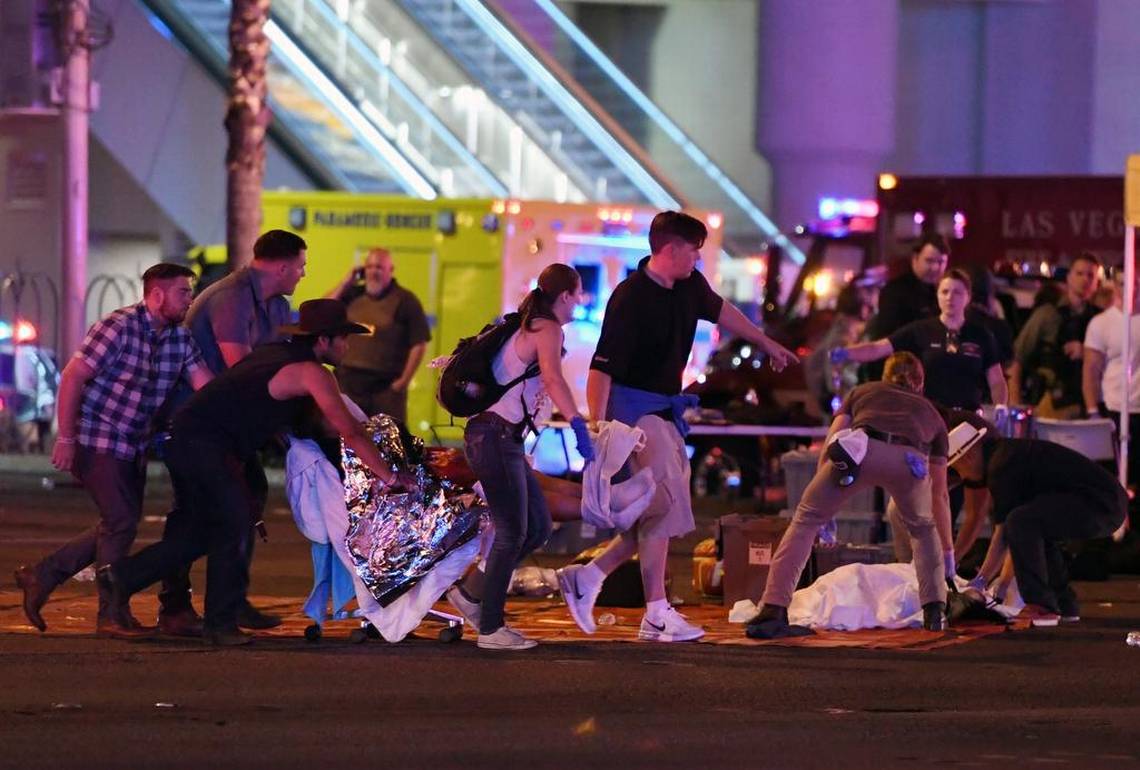Pareja que sobrevivió al tiroteo en Las Vegas, muere en accidente automovilístico