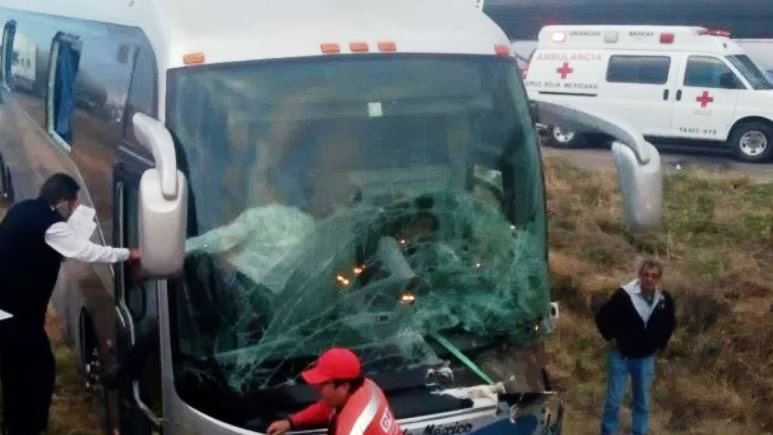 Choque entre autobús y tráiler deja 10 lesionados