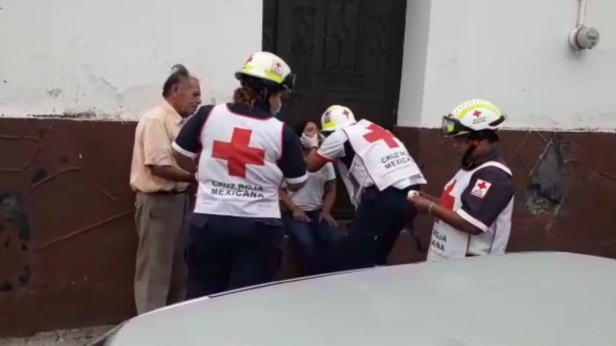 Abuelito se pasa alto y provoca choque