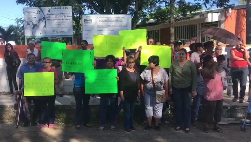 Se manifiestan colonos de Madero en contra de empresas transportistas por destruir sus calles (VIDEO)