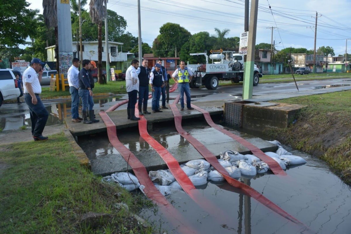 Auxilian a familias afectadas por inundación en zona sur