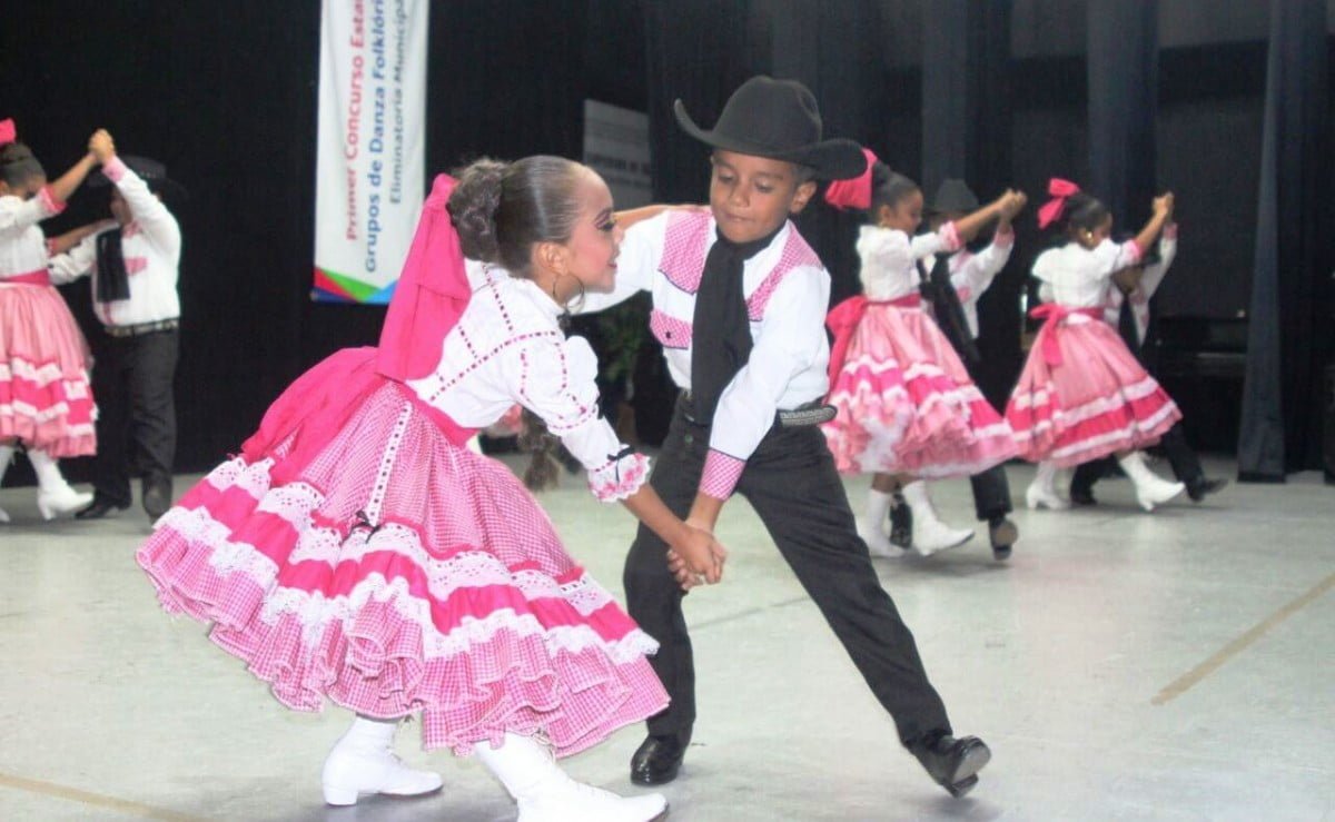 Realizan DIF concurso de danza folklórica en Victoria