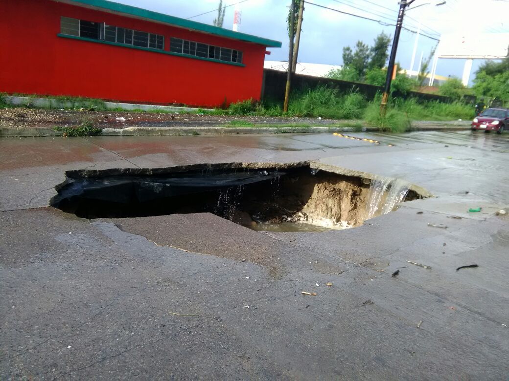 Se abre socavón por lluvias en Madero